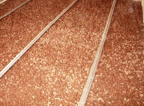 Простір між лагами бажано засипати керамзитом або сухим піском, підлоги стануть теплішими