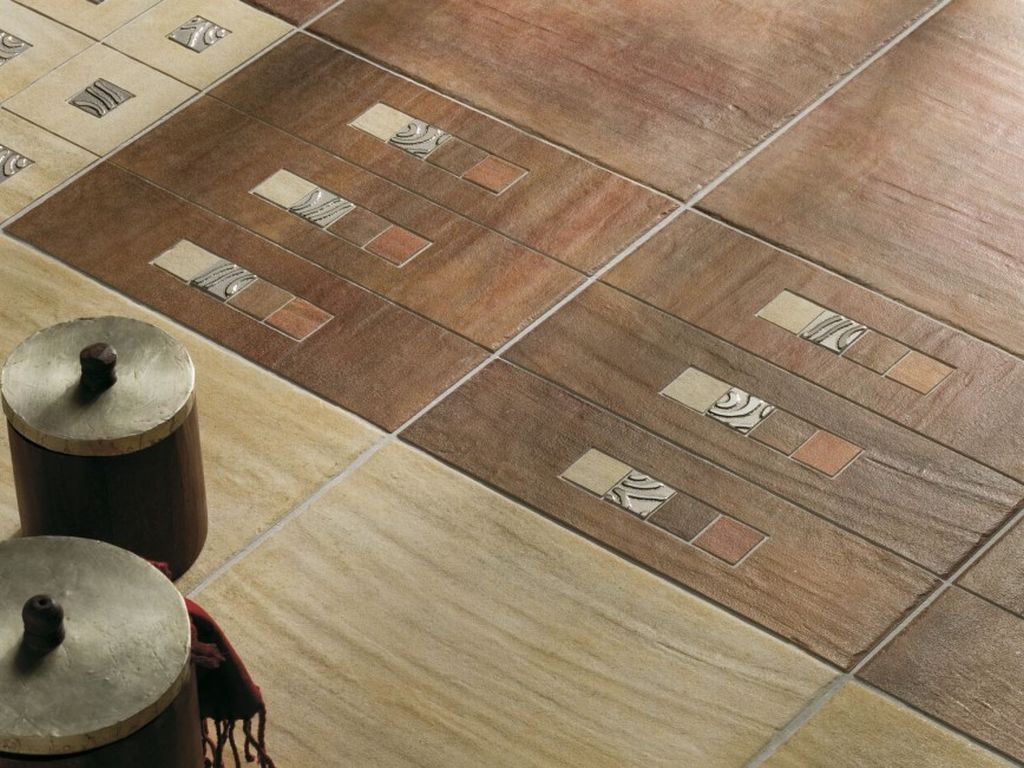 Відмінність такого покриття полягає в груповий укладанні керамічної плитки всередину рамок з цінних порід деревини