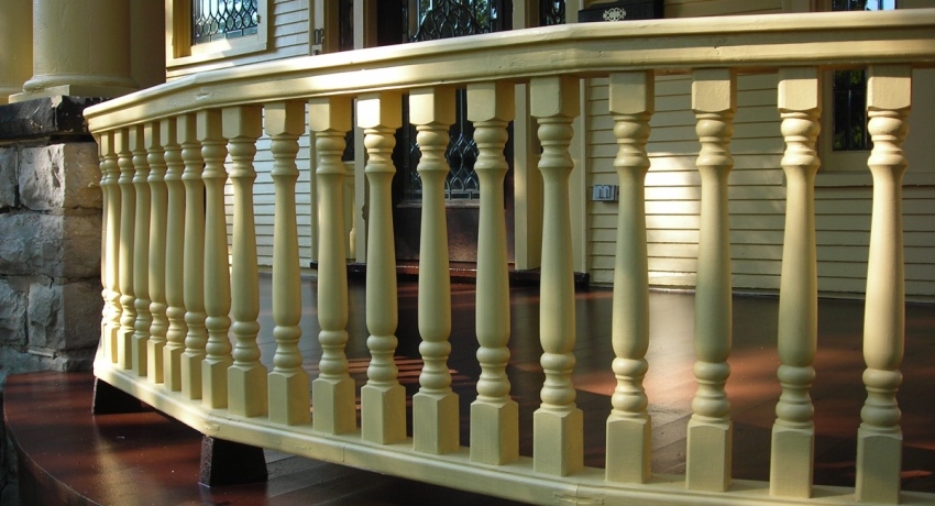 Привабливі дерев'яні перила для сходів одночасно виконують декоративну і опорну функції