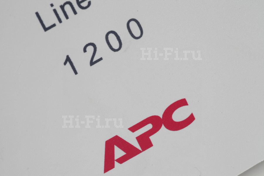 Модель APC Line-R LE1200-RS - прилад досить компактний, особливо з урахуванням наявності трьох розеток для підключення споживачів і хорошого запасу потужності