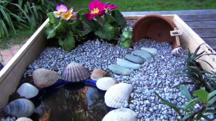 Камінці (голяки) укладають і всередину ємностей, а по краях садять квіти та декоративні рослини