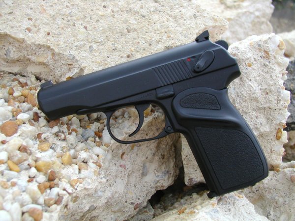 Кастомізованих пістолет Макарова з ергономічними щічками рукоятки, збільшеними прицільними пристосуваннями і захисним матовим антикорозійним покриттям