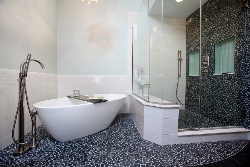 Кам'яна мозаїка відрізняється презентабельним зовнішнім виглядом і здатна стати прикрасою будь-якого інтер'єру ванної кімнати