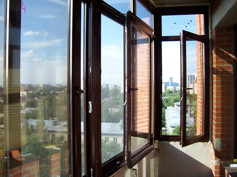 Вікна та двері для житлового простору можуть бути виготовлені з різних матеріалів