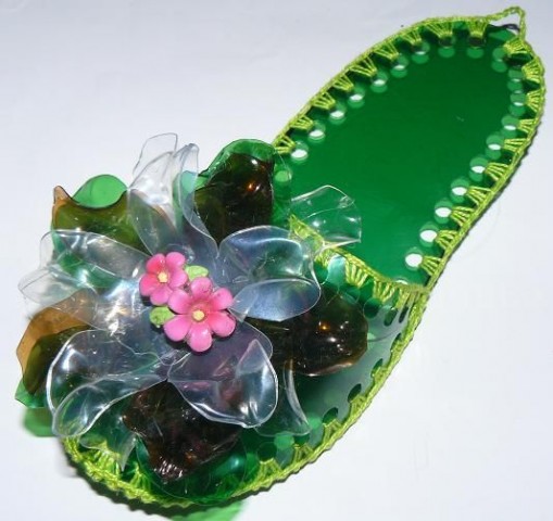 Оригінальне рішення, якщо ви забули вдома змінне взуття, - зробити тапки з пластикової пляшки