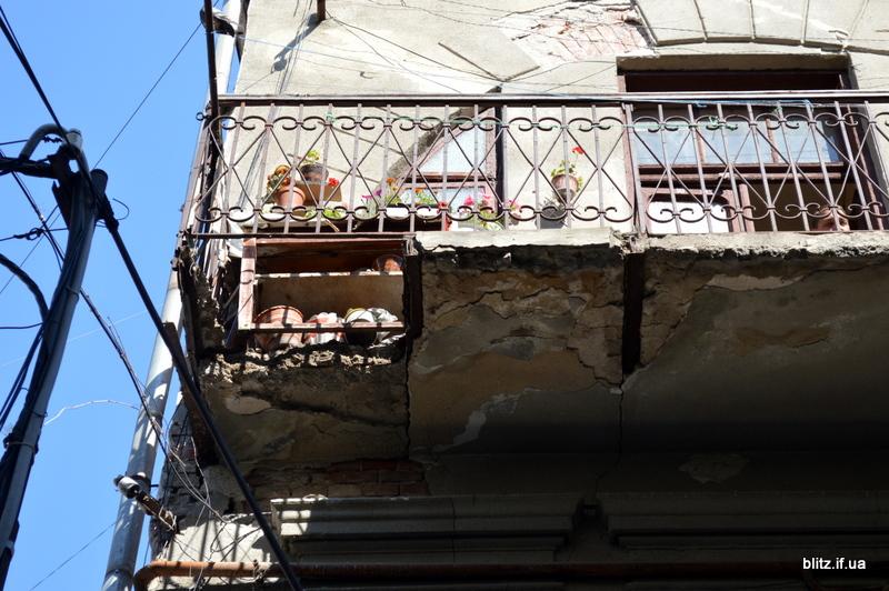 Балкон упал в то время, когда на нем женщина поливала цветы