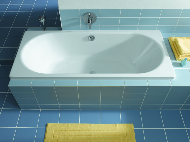 Металеві ванни формують методом штампування, надаючи їм найрізноманітніші форми, від прямокутних класичних з округленими ребрами, до всіляких нестандартних форм, наприклад, для двох осіб