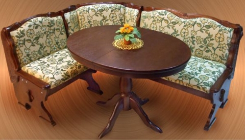 Овальні кухонні столи можуть мати різні розміри: від маленьких столиків для негабаритних кухонь до величезних столів, які займають центральну частину їдальні
