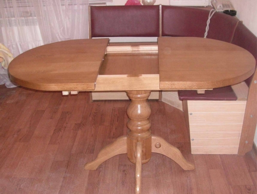 Якщо ж поставити великий стіл ніде - площа вітальні і кухні не дозволяє, то на допомогу приходить стіл обідній овальний розсувний дерев'яний