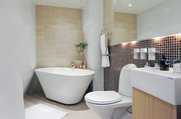Зручне розташування ванни і туалету після ремонту обробки   Стильна і затишна кімната з кутовою ванною і красивим дзеркалом