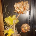 Осіння виріб «Осінній вернісаж»   Цей топиарий я робила з природного матеріалу, а це - гілки дерев, шишки, жолуді, листя дерев (клен, горобина, дуб, глина