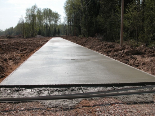 Товщина бетонного шару становить не менше 10 см, а в якості матеріалу для армування повинна використовуватися сталева арматура