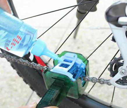 Виробляти регулярне очищення   велосипедної ланцюга   необхідно не тільки з естетичної, але і з практичного боку
