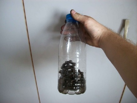 Просовуємо ланцюг в пляшку з миючим засобом, закриваємо і трясемо її до тих пір, поки ланцюг промиється