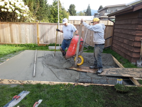 Для приготування бетону хорошої якості потрібно дотримуватися наступній пропорції піску, цементу і щебеню 3: 1: 2