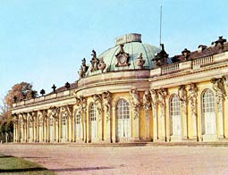 Перехід від бароко до класицизму в берлінській архітектурі позначився в творчості Георга Кнобельсдорф, який побудував в 1745-1747 роках одноповерховий   палац Сан-Сусі   в Потсдамі