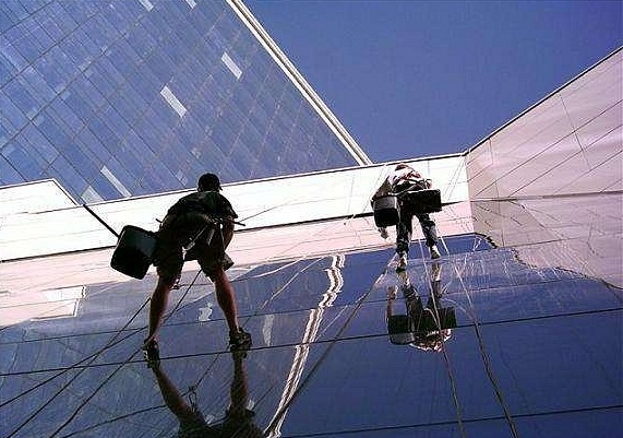 Робота на висоті є роботою, виконання якої, як правило, проходить на висоті не менше 5 метрів від земної поверхні або будь-якого покриття